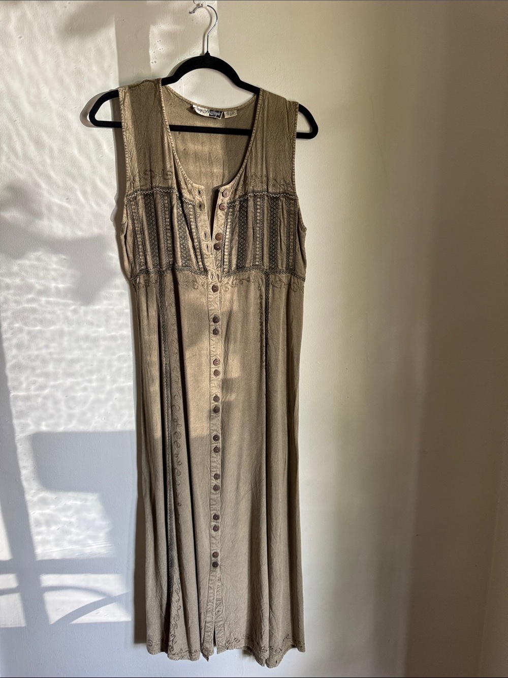 Sleeveless Y2K Button-Front Midi Dress in Taupe